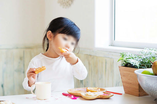 Bé gái 3 tuổi nuốt gói hút ẩm may được bà sơ cứu kịp thời